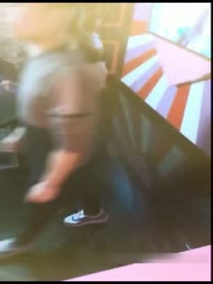 高挑性感的长发气质白领美女下班和帅气男同事一起娱乐会所喝酒唱