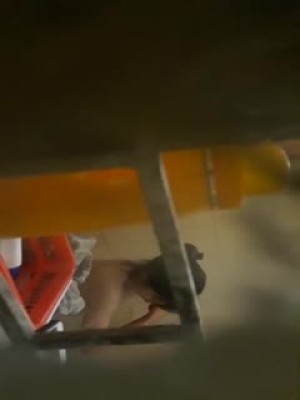 窗外近距离偷窥隔壁租房在超市上班的小妹洗澡这身材没说的这天然