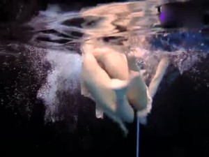 -koujiao-白虎萝莉姐妹在泳池底嬉戏玩耍