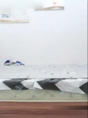 长相清纯萌妹子双人口交秀 躺着舔完jj再站着按着头抽插非常诱