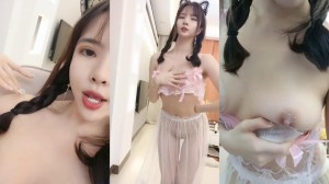 风骚的女闺蜜，全程露脸情趣诱惑，跟狼友互动撩骚听指挥，吸奶器里装跳蛋刺激奶头，道具抽插无毛骚穴好刺激