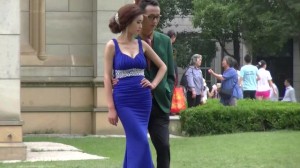 广场一路跟踪偷拍个正在拍摄的美女模特非常幸运有机会尾随到女厕一窥她的逼逼.