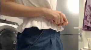 四月最新流出坑闺蜜系列学生宿舍偷拍室友躲在浴室玩震动棒洗澡