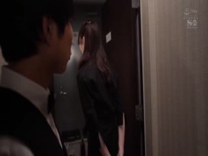 SSIS-743-C バイト先のヤラせてくれそうな長身お姉さんの下半身がエロすぎて…職場で立ったまま後ろからハメ